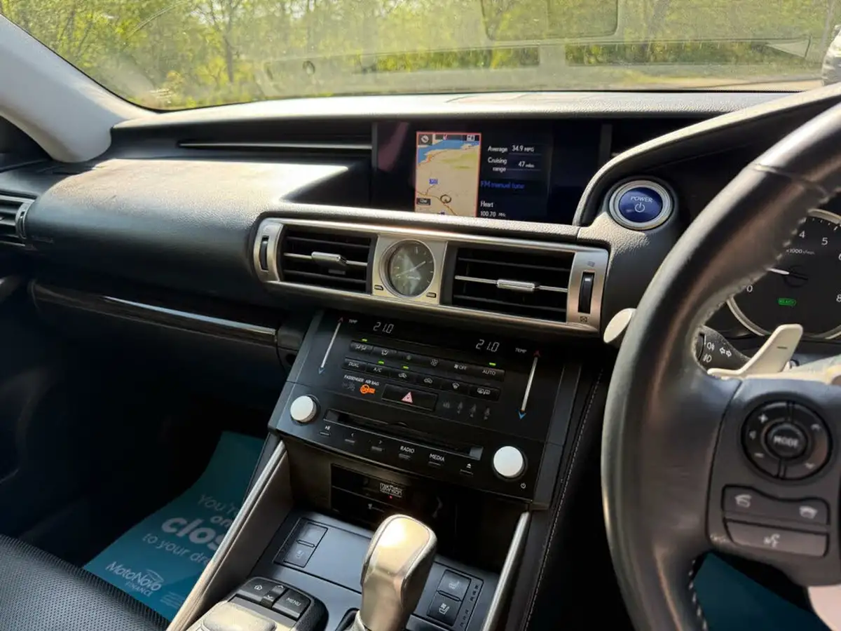 2013-lexus-is-300h-25-premier-big-17