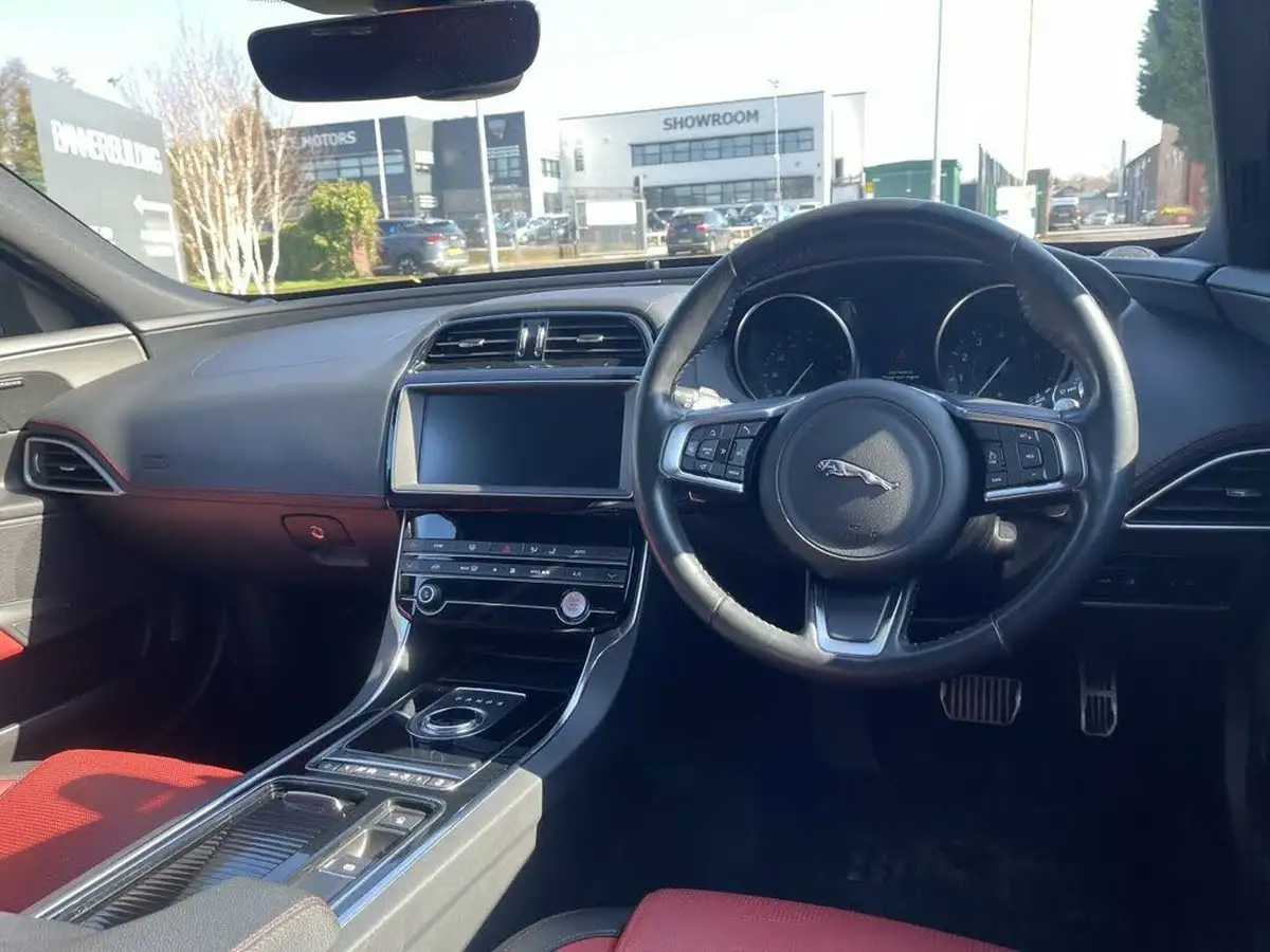 2019-jaguar-xe-20i-landmark-200ps-big-13