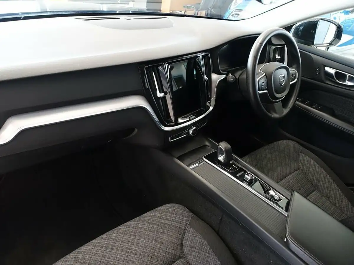 2021-volvo-v60-20-b3-momentum-161bhp-big-10