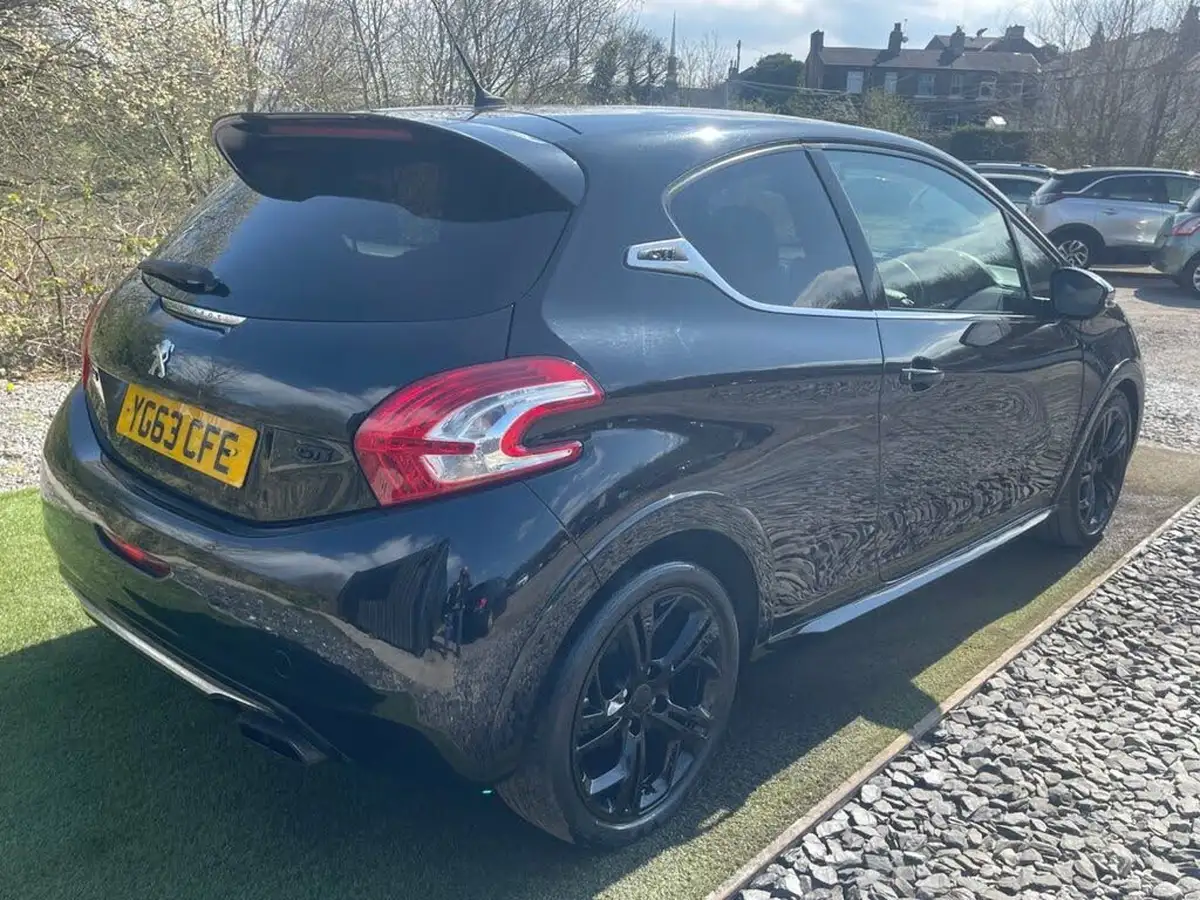 2013-peugeot-208-16-gti-big-10
