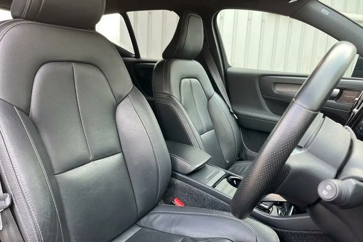 2021-volvo-xc40-e-p8-first-edition-big-16
