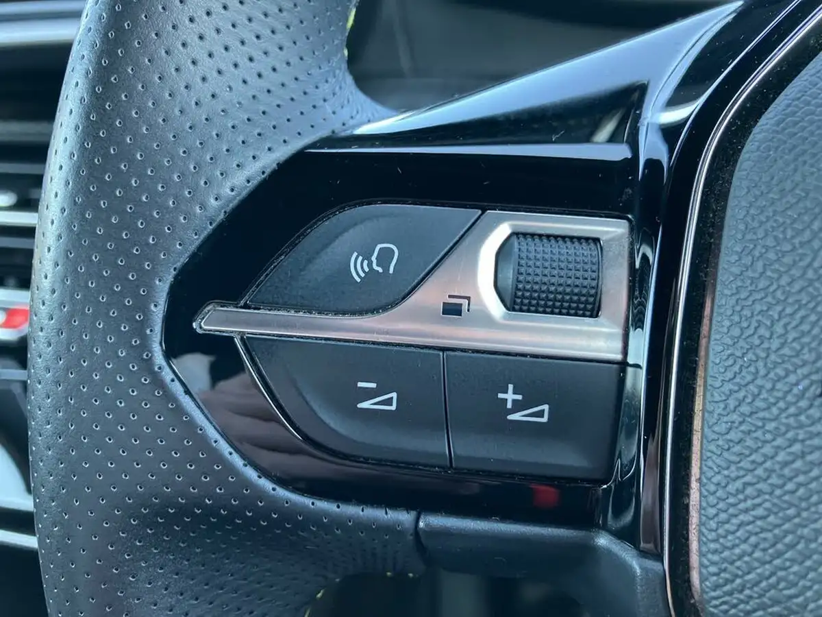 2022-peugeot-2008-suv-12-puretech-gt-big-15