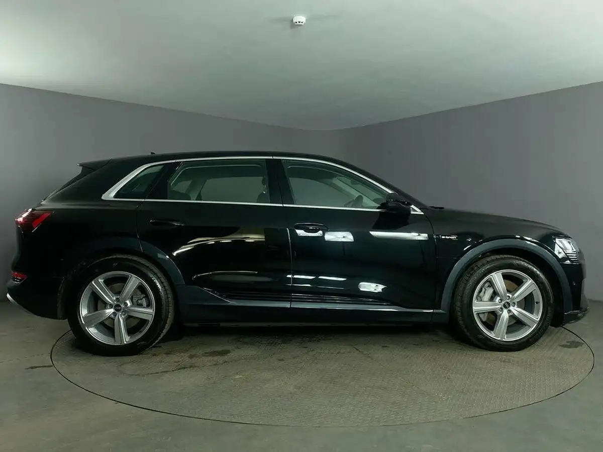 2022-audi-e-tron-55e-technik-station-wagon-big-8