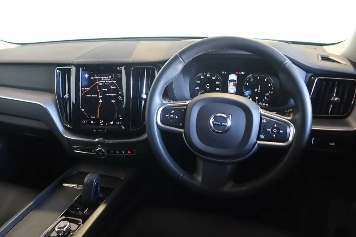2020-volvo-xc60-20-b5-momentum-big-3