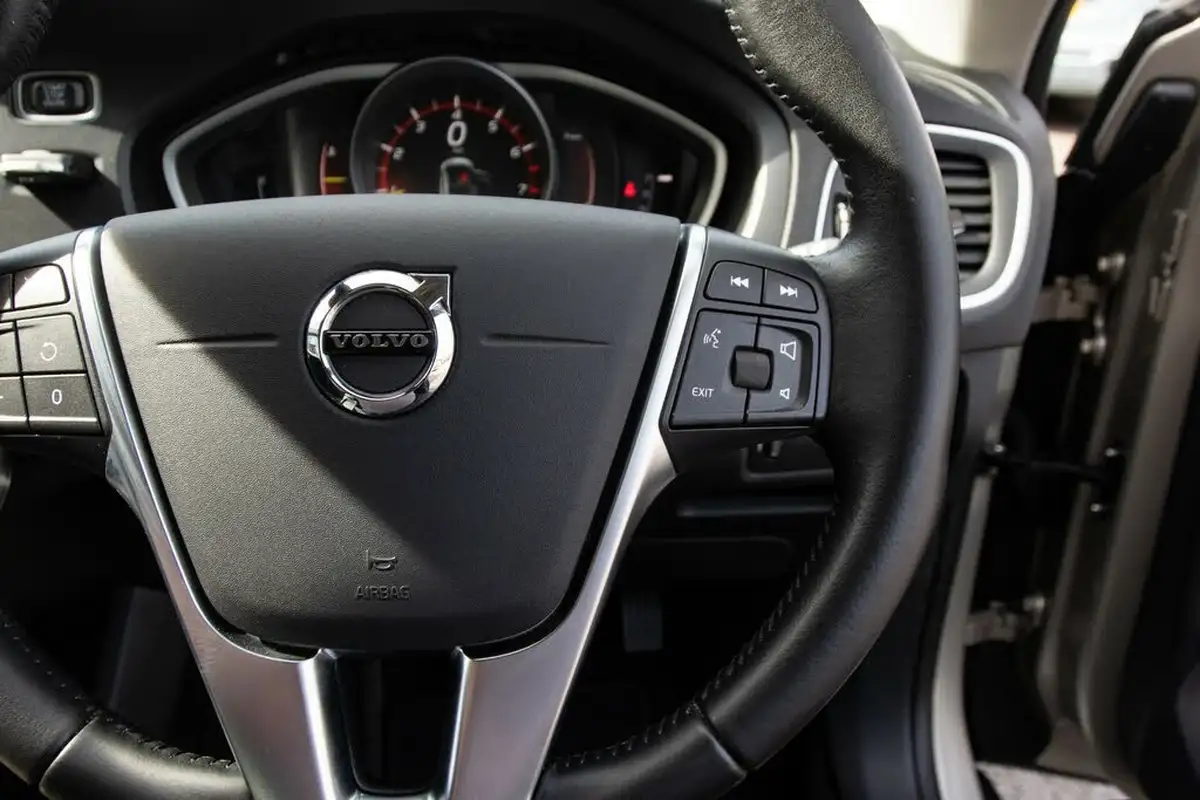 2016-volvo-v40-15-t3-cross-country-pro-big-19