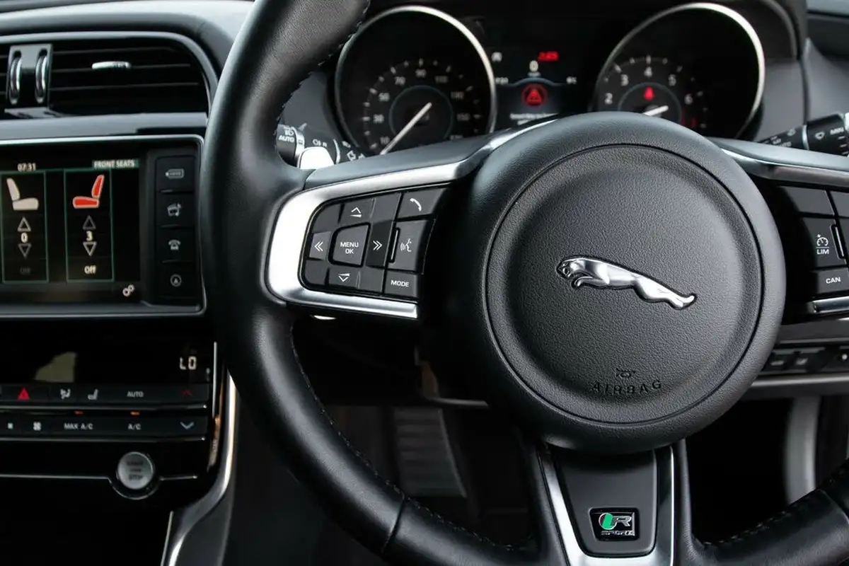 2018-jaguar-xe-20i-r-sport-249ps-awd-1998cc-big-18