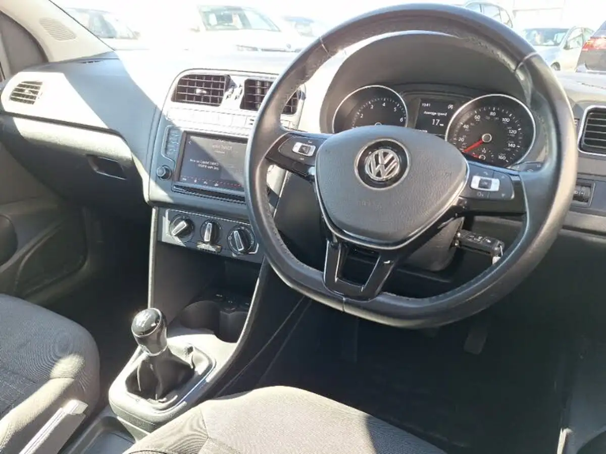 2015-volkswagen-polo-10-se-60ps-3d-big-12