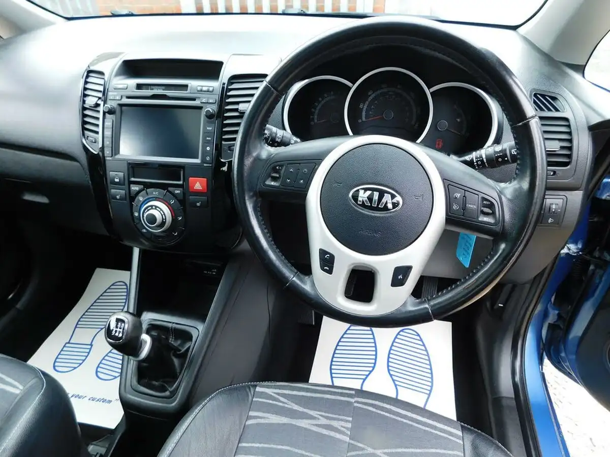 2014-kia-venga-16-3-sat-nav-isg-big-9