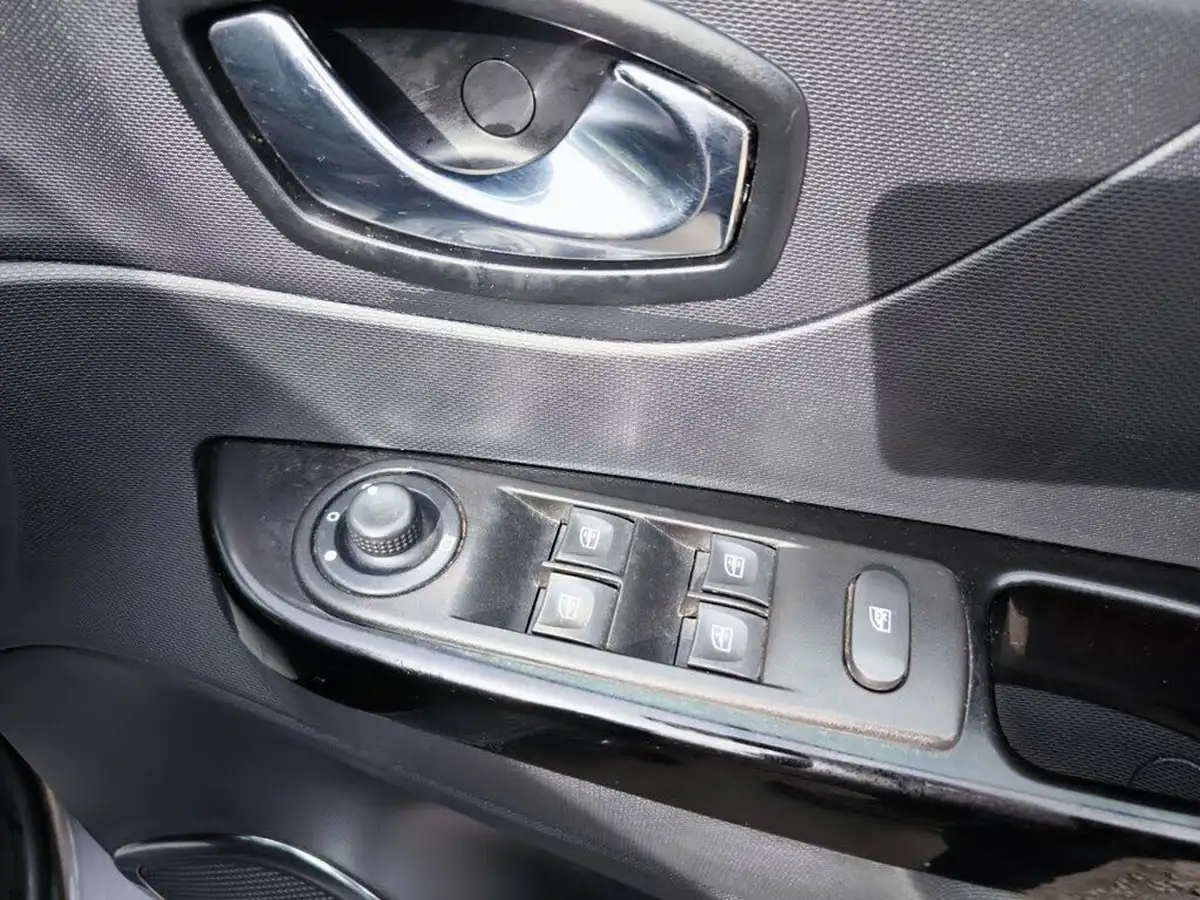2014-renault-captur-15dci-dynamique-s-90bhp-energyss-big-15
