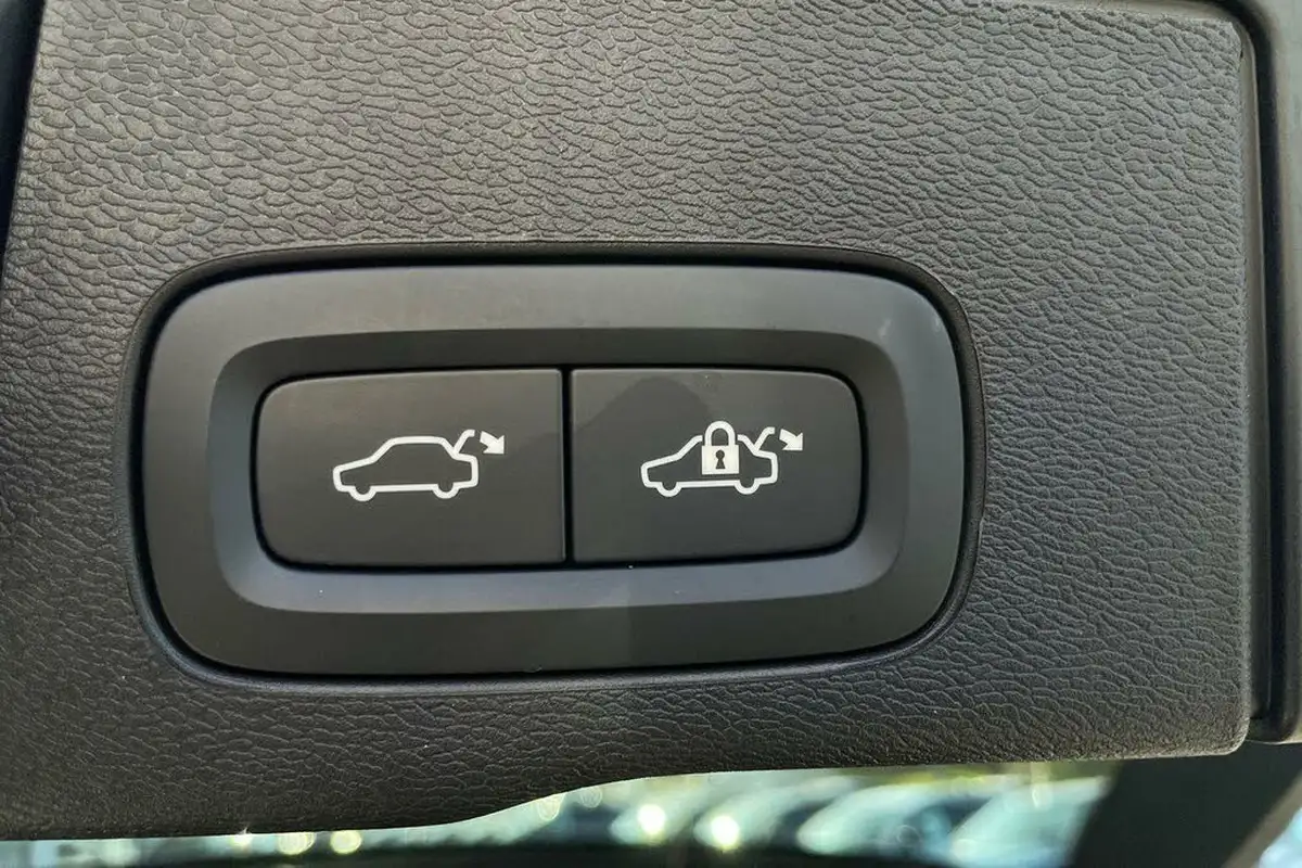 2024-volvo-xc60-20-b5-plus-black-edition-big-19