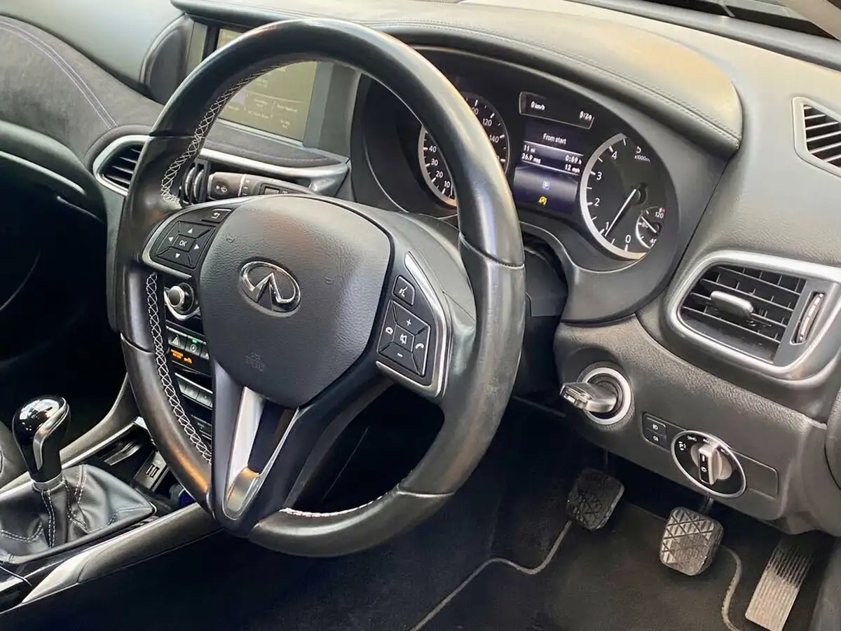 2017-infiniti-q30-16-city-black-big-33