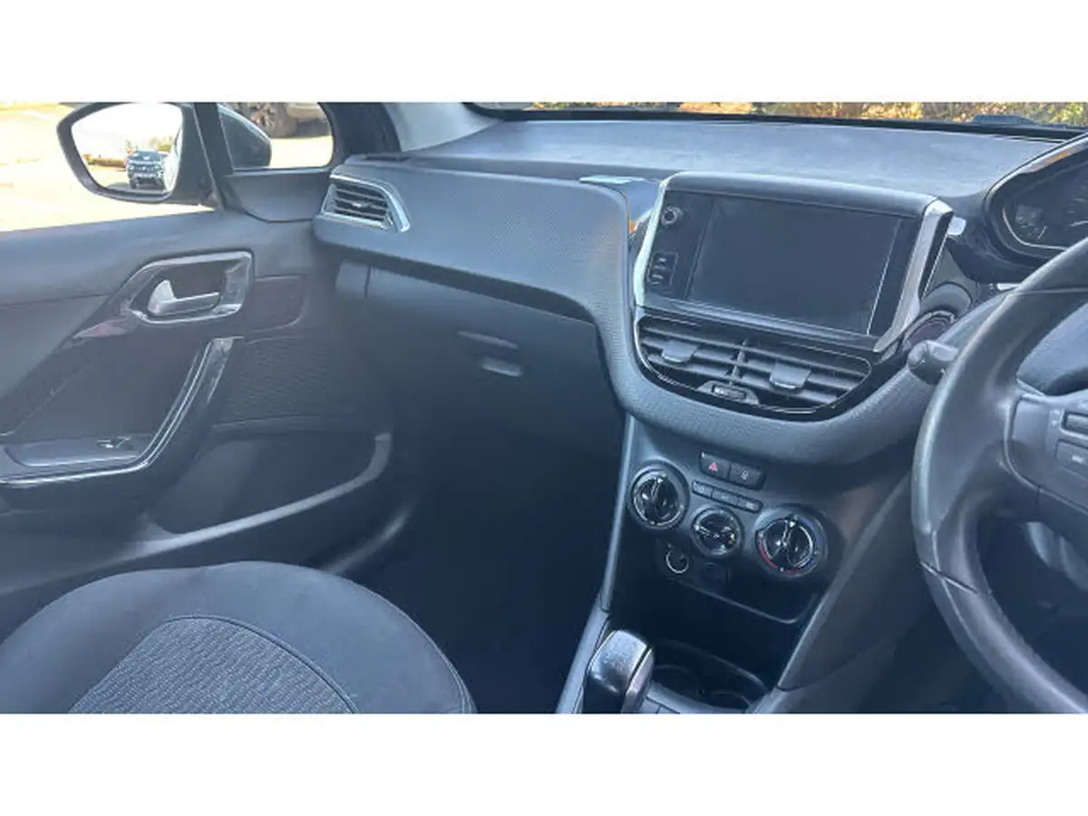 2019-peugeot-208-12-puretech-signature-big-13