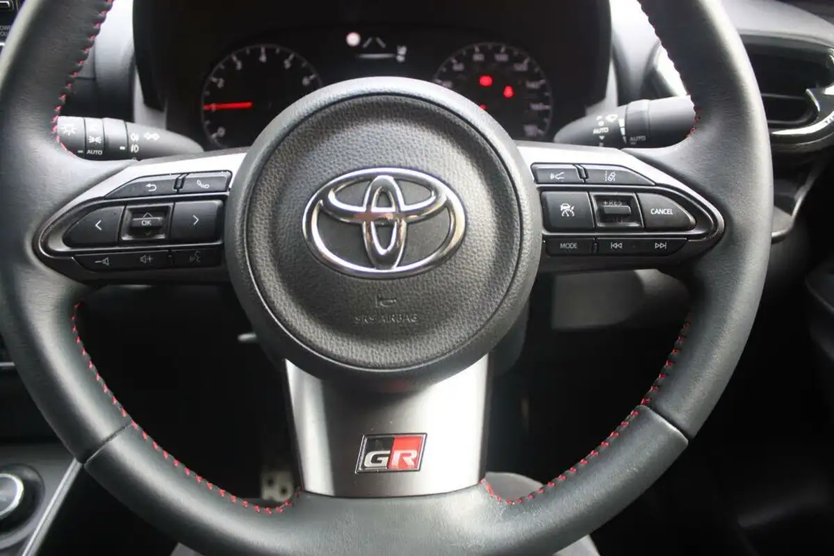 2021-toyota-yaris-16-gr-circuit-pack-big-15