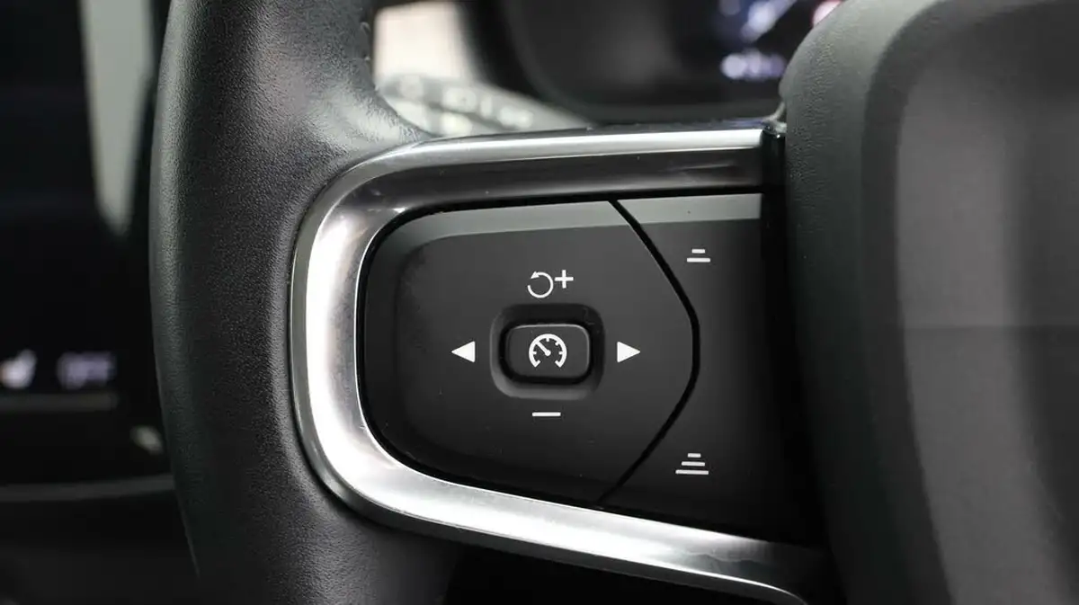 2018-volvo-xc40-20td-d3-momentum-pro-geartronic-big-20