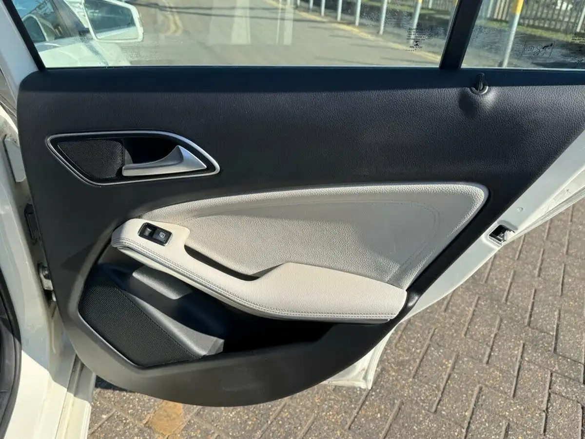 2016-mercedes-benz-a-class-15d-a180d-sport-ss-big-24