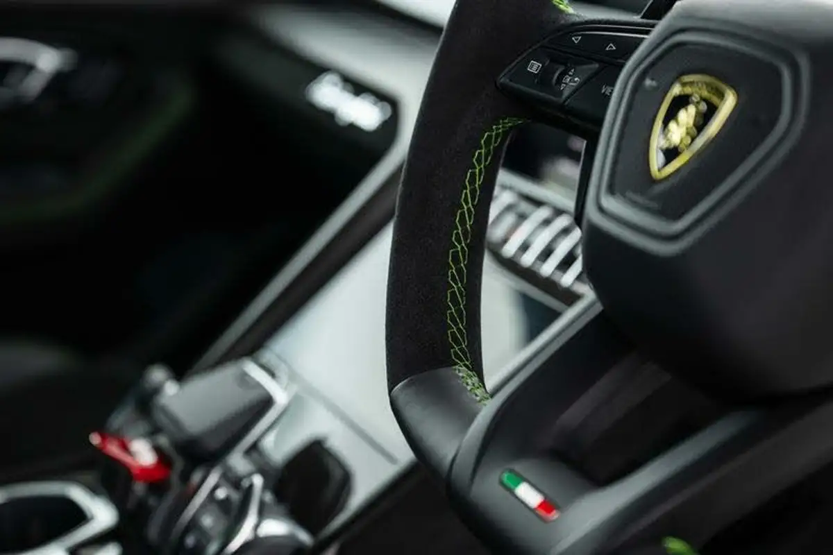 2024-lamborghini-urus-40-no-trim-big-9