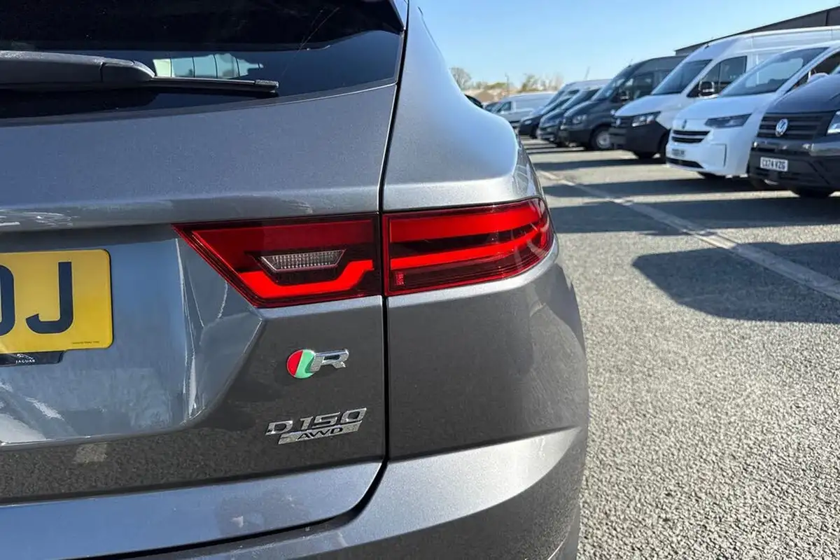 2020-jaguar-e-pace-20-i4d-chequered-flag-150ps-big-25