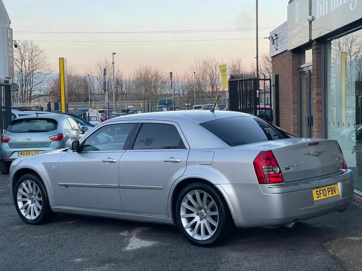 2010-chrysler-300c-30td-srt-design-saloon-4d-big-5
