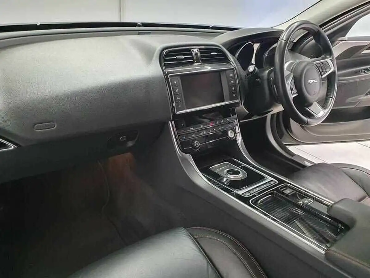 2018-jaguar-xe-20i-prestige-200ps-1999cc-big-22