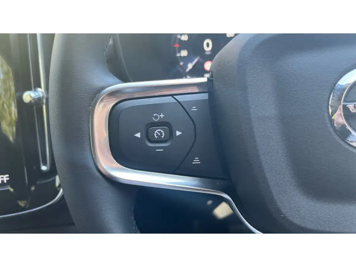 2022-volvo-xc40-15-t3-momentum-auto-big-17