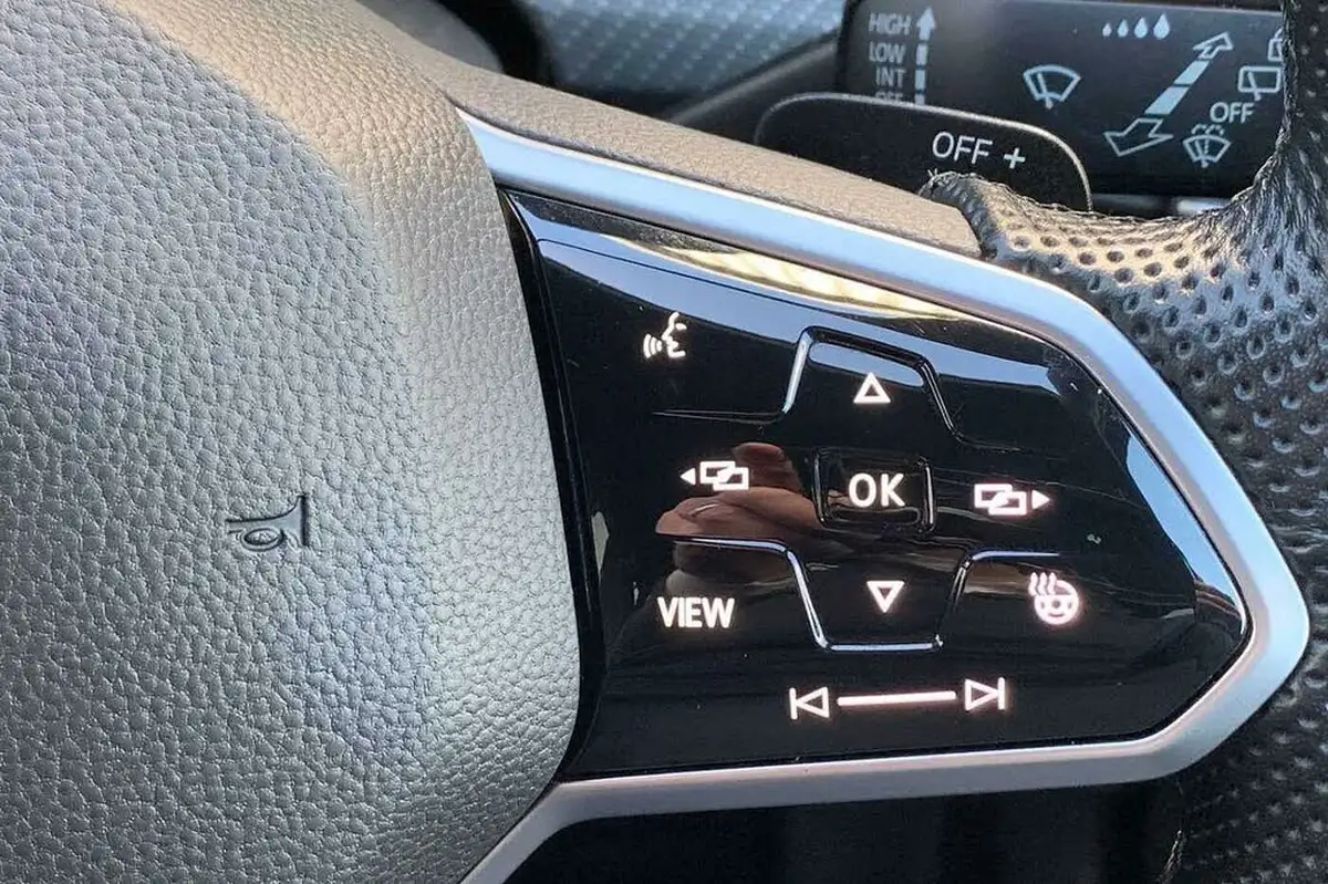 2022-volkswagen-golf-15-etsi-r-line-150ps-hatchback-big-16