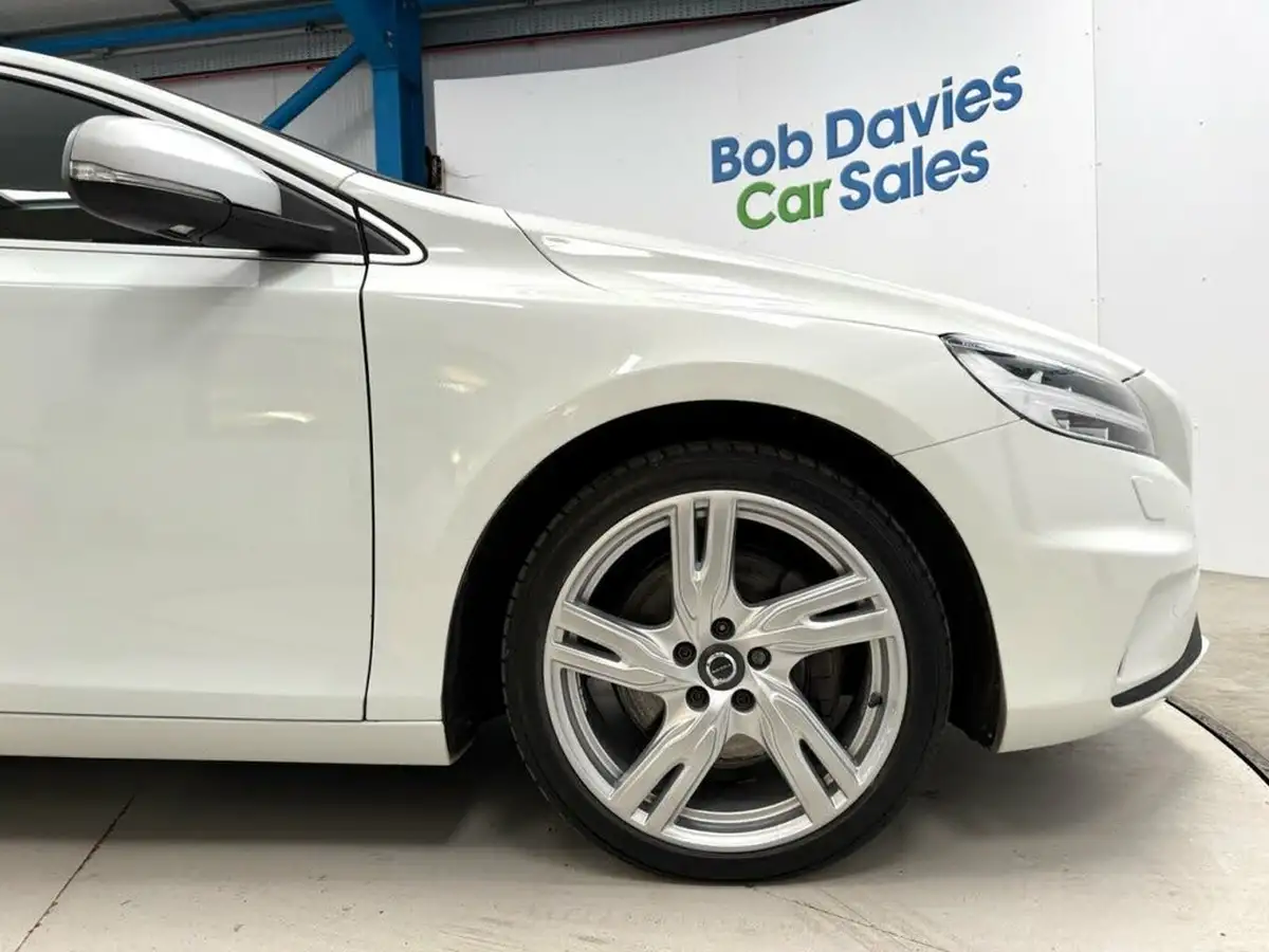 2019-volvo-v40-15-t2-r-design-edition-big-13
