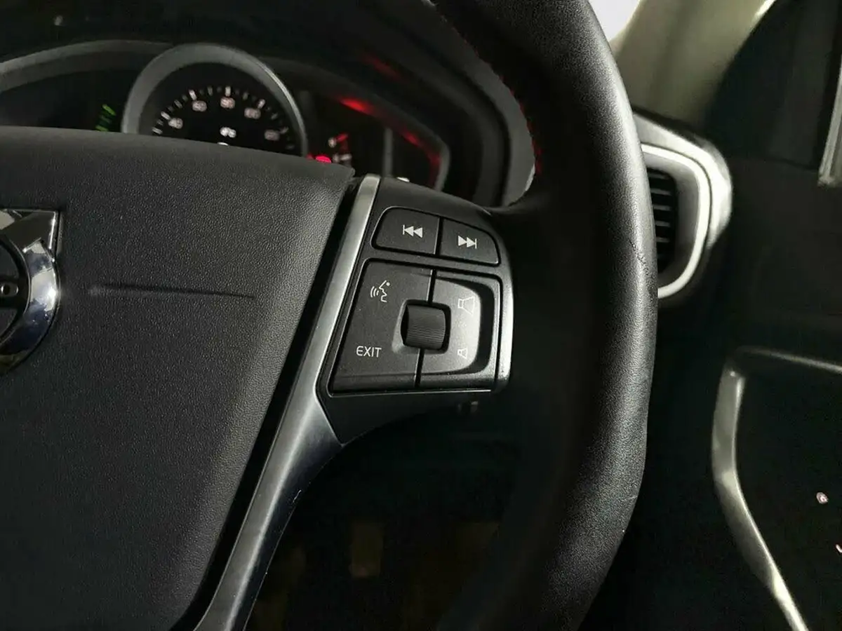 2018-volvo-v40-15-t2-momentum-nav-plus-big-11