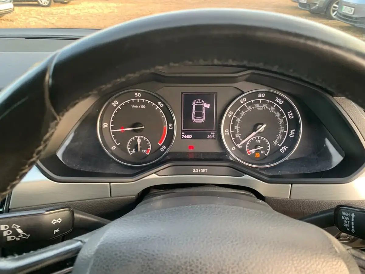 2015-skoda-superb-16tdi-se-120ps-ss-hatchback-big-13