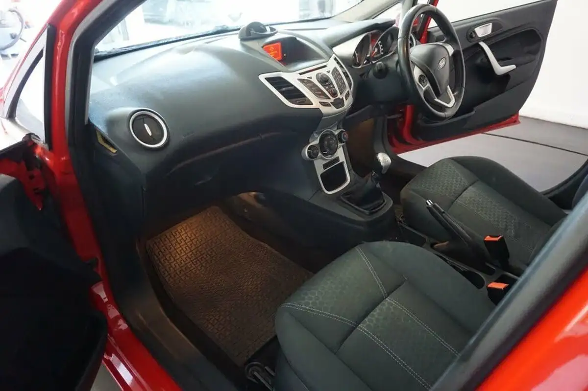 2011-ford-fiesta-125-zetec-5d-big-16