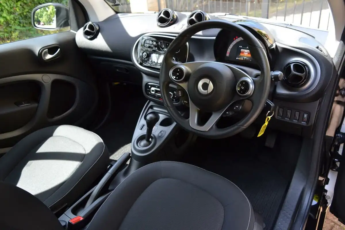 2017-smart-fortwo-10-passion-70bhp-ss-coupe-twinamic-big-4