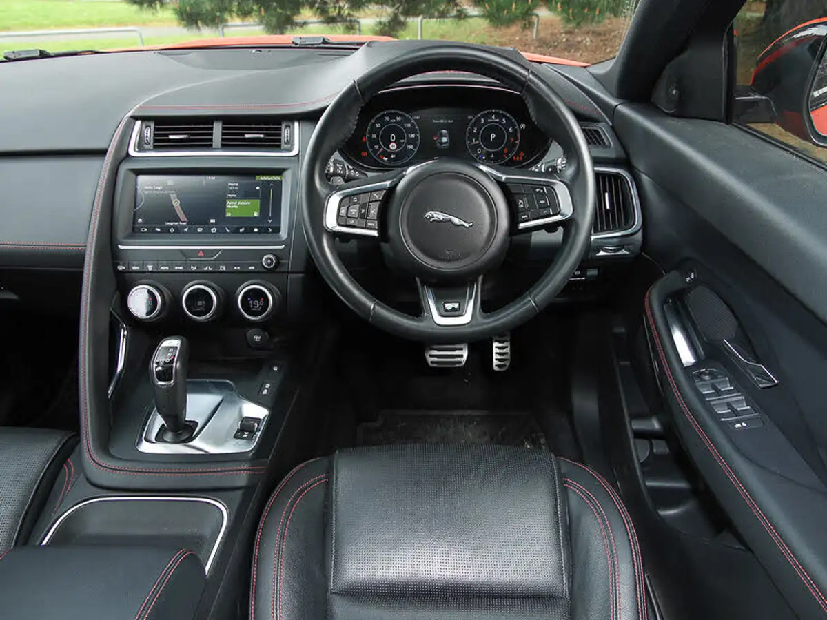 2020-jaguar-e-pace-20-i4-chequered-flag-200ps-big-6