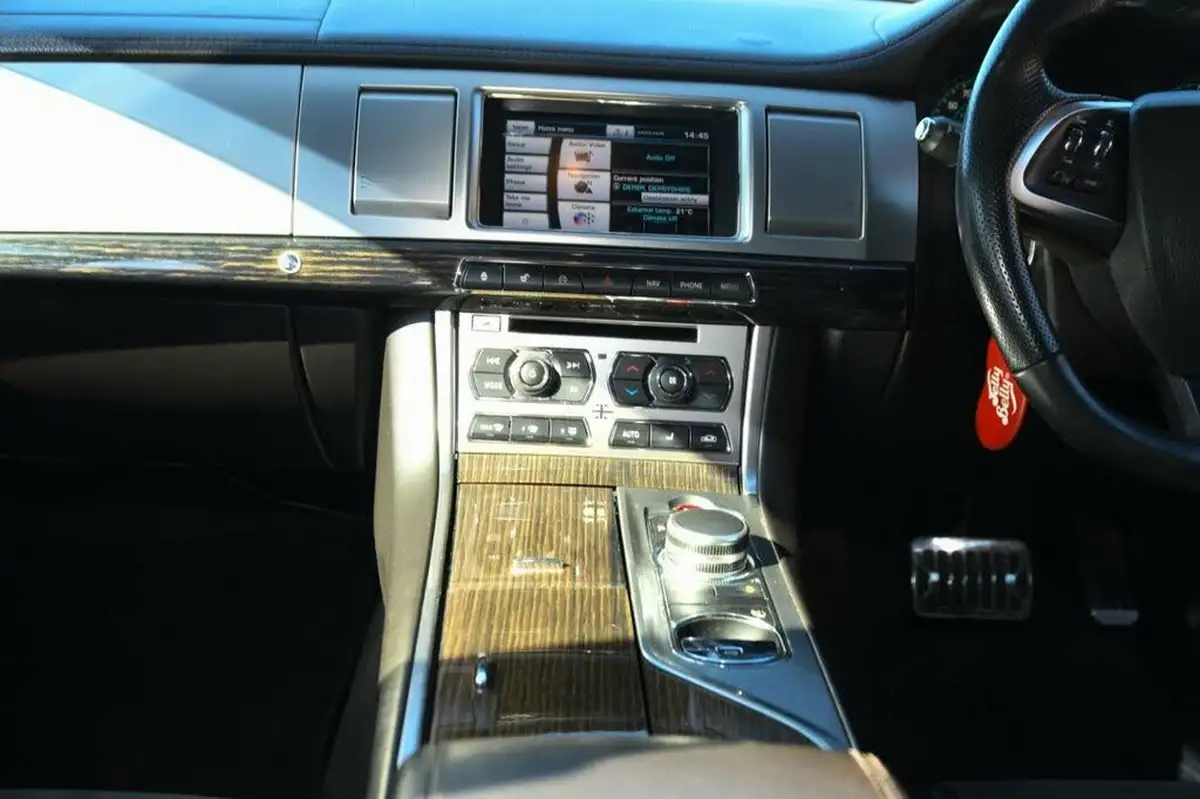 2015-jaguar-xf-22td-r-sport-200ps-saloon-4d-big-33