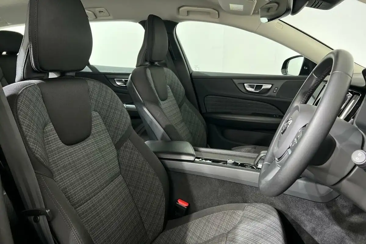 2022-volvo-v60-20-b3-core-big-21