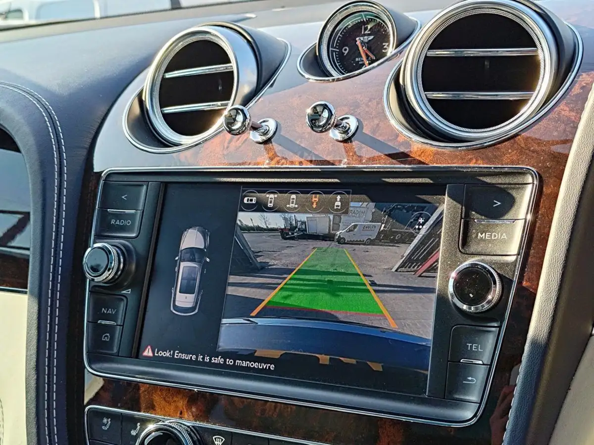 2016-bentley-bentayga-60-w12-big-28