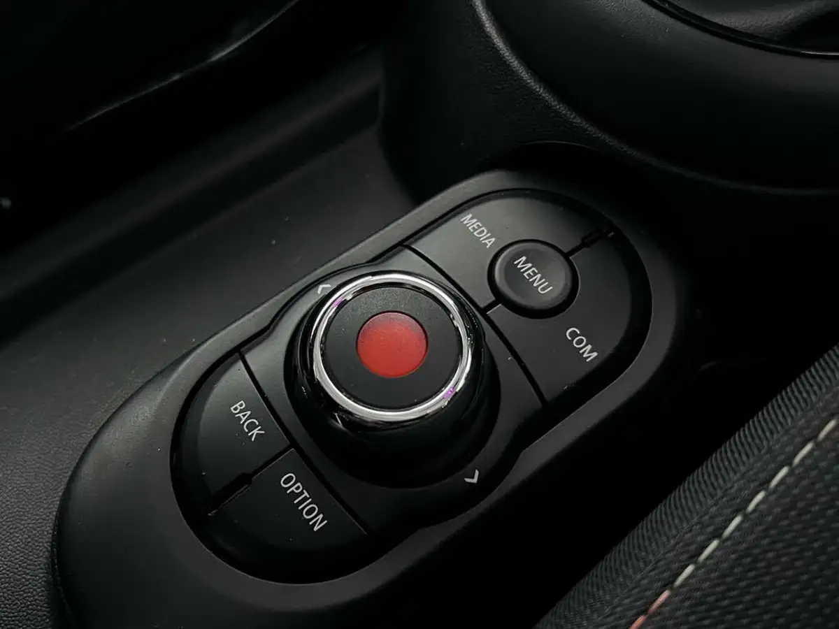 2020-mini-cooper-15-cooper-classic-nav-hatchback-3d-big-35