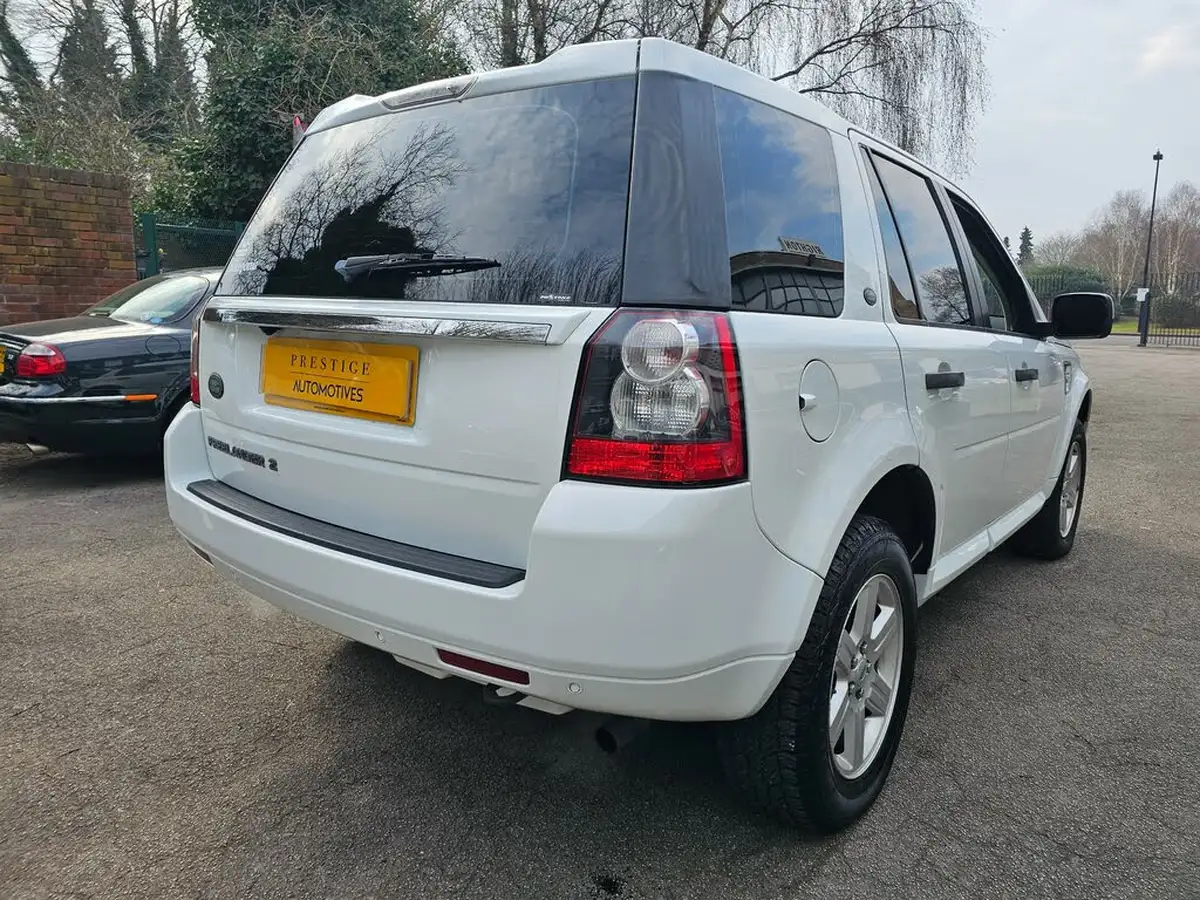 2011-land-rover-freelander-2-32-4x4-big-2