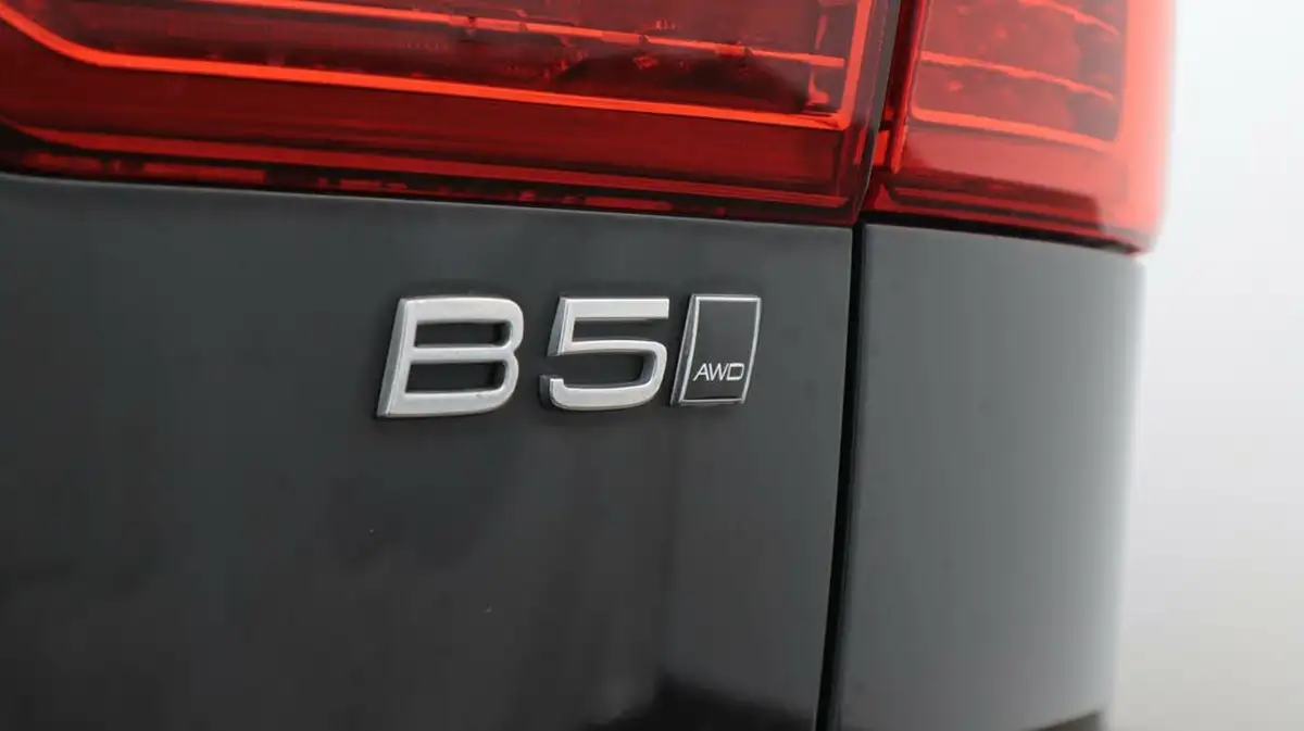 2021-volvo-xc60-20-b5-r-design-awd-big-21
