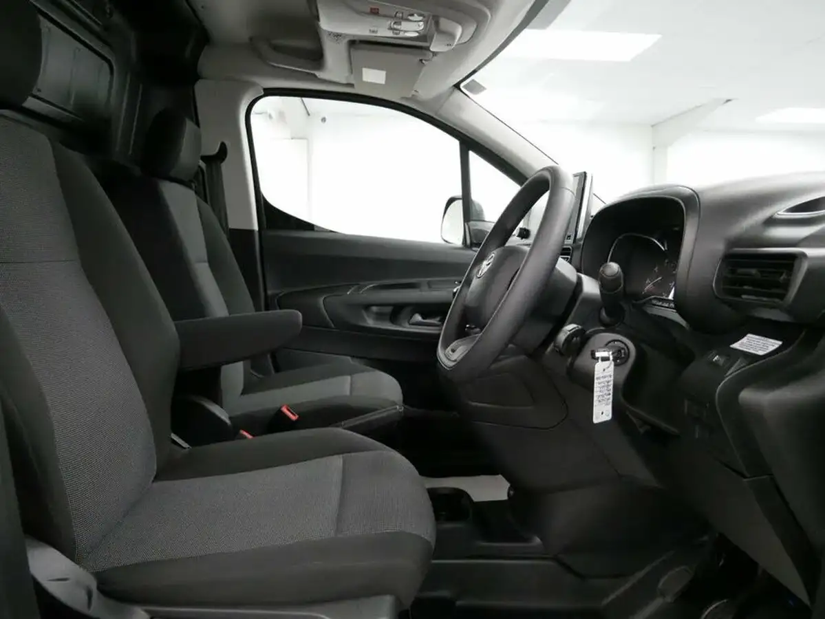 2024-toyota-proace-city-15d-active-big-18