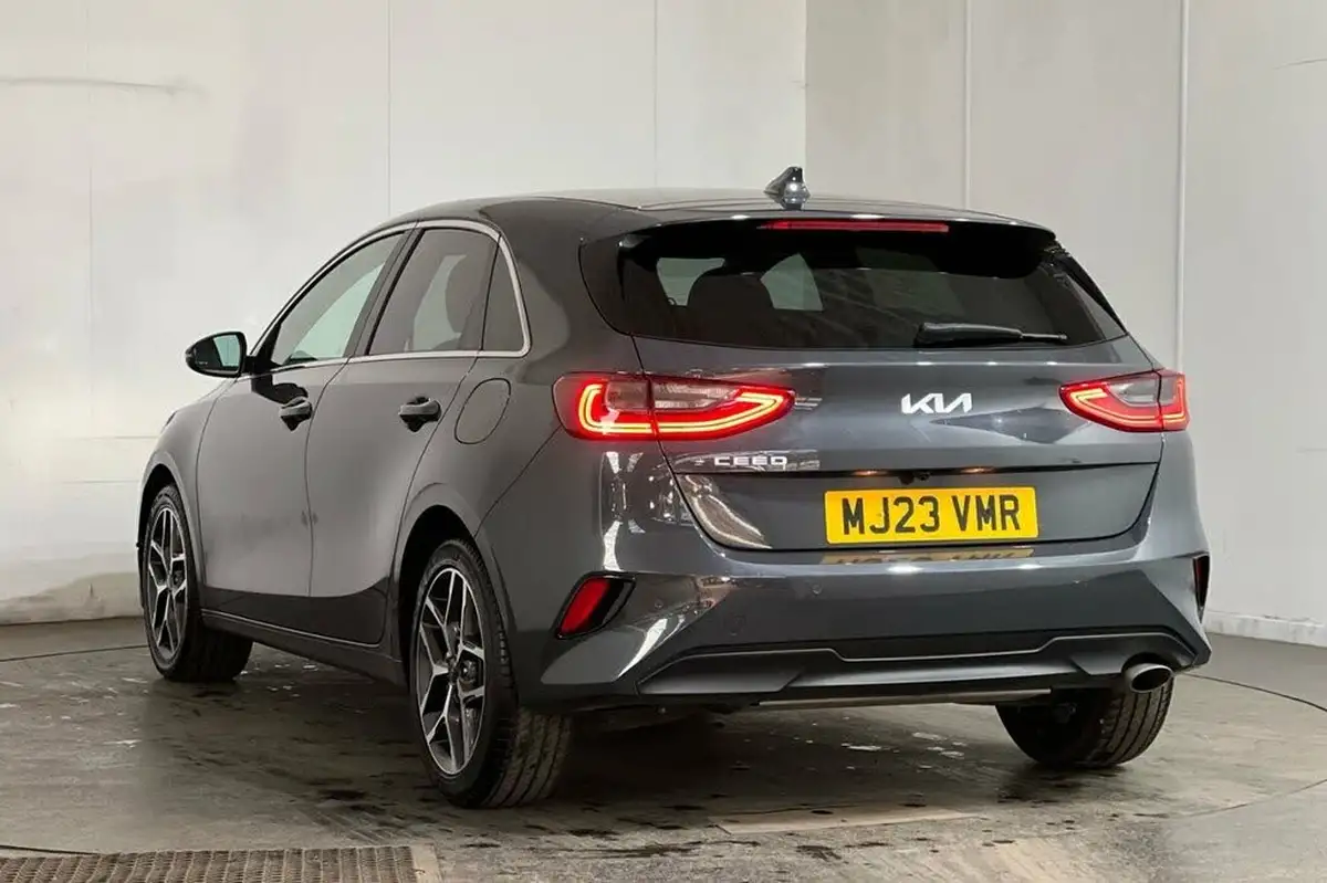 2022-kia-ceed-15-t-gdi-3-hatchback-big-18