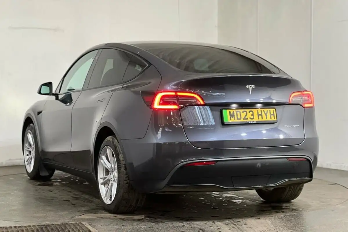 2023-tesla-model-y-e-long-range-big-18