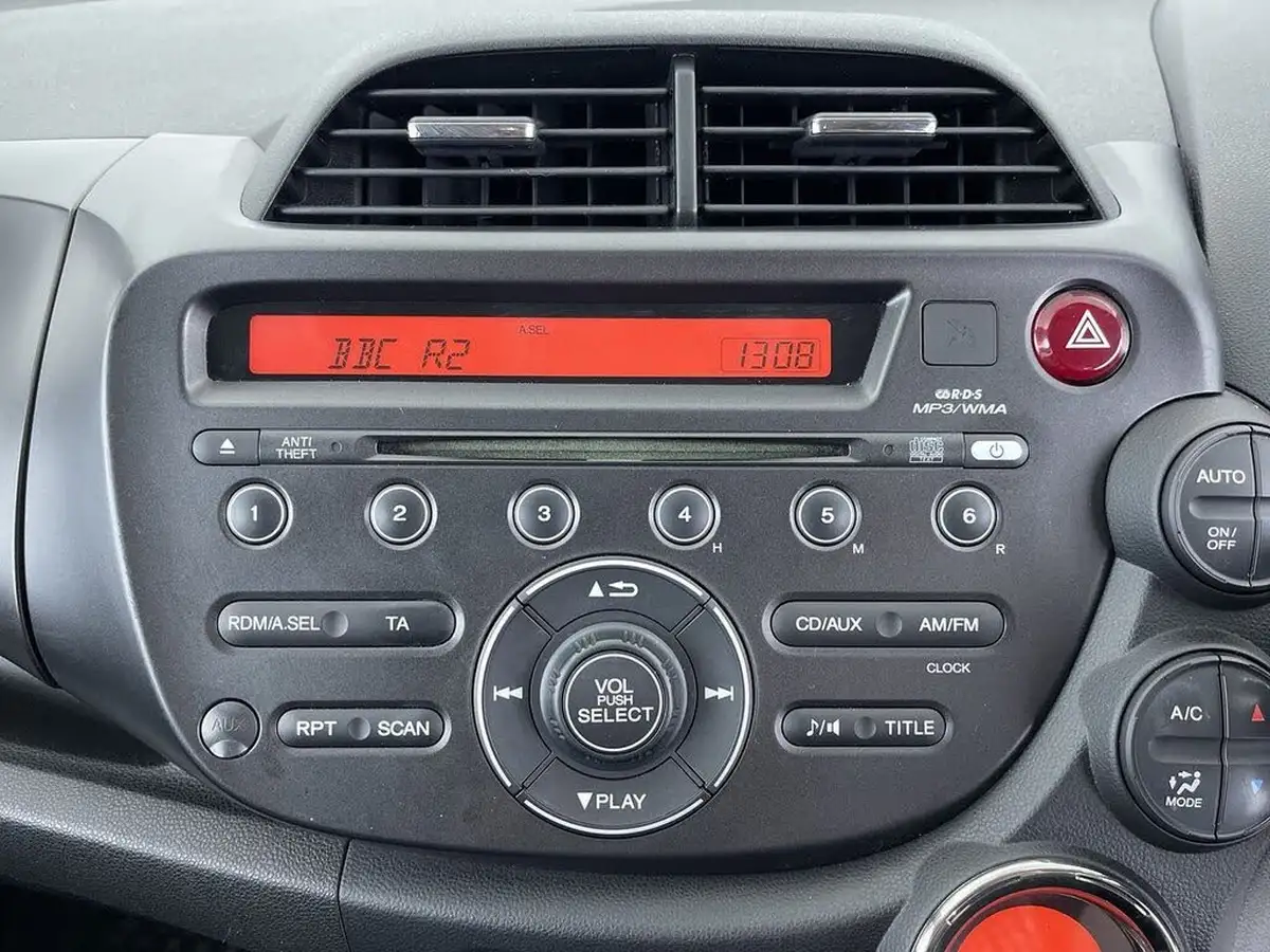 2013-honda-jazz-14-es-plus-big-39