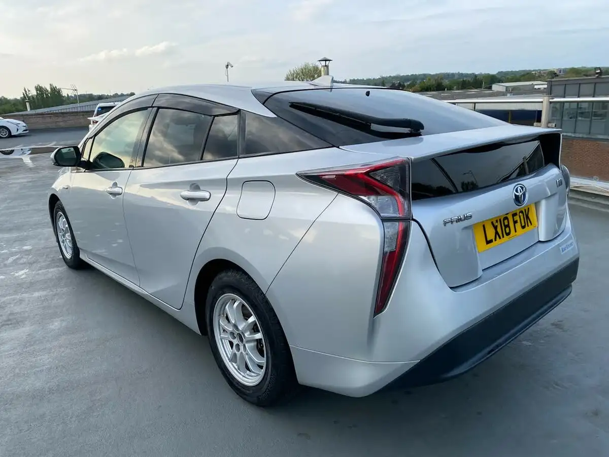 2018-toyota-prius-hybrid-big-11