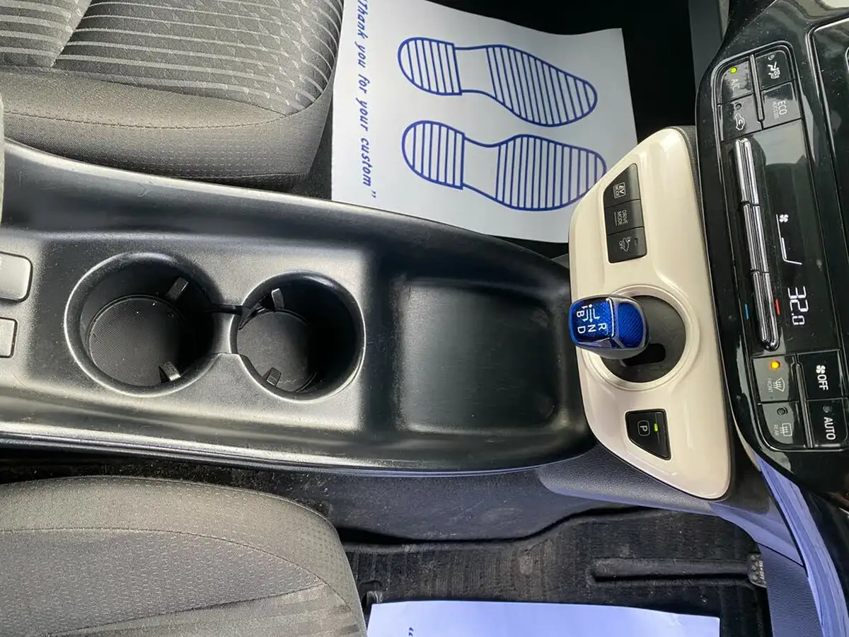 2018-toyota-prius-hybrid-big-35