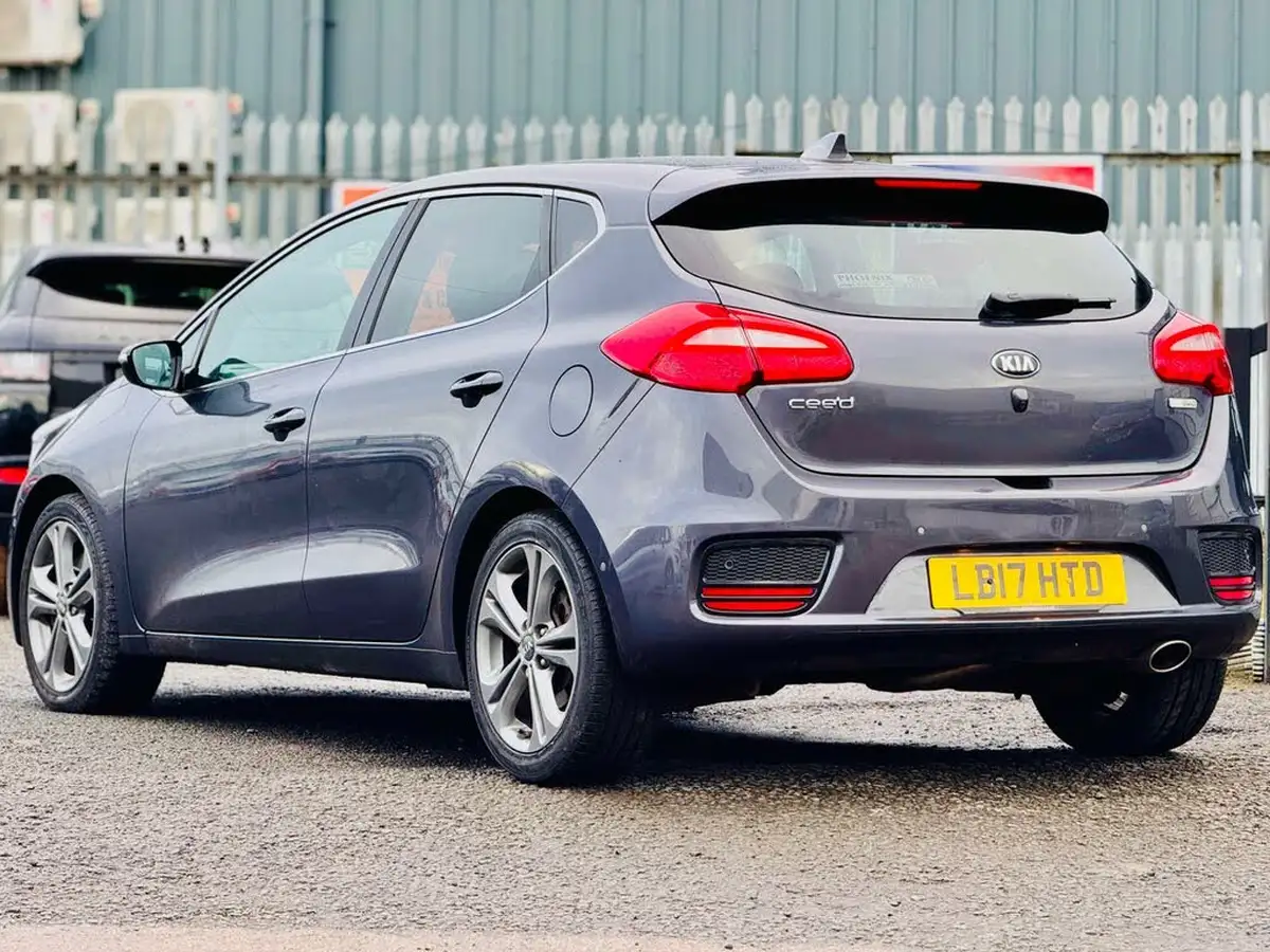 2017-kia-ceed-16crdi-3-hatchback-big-10