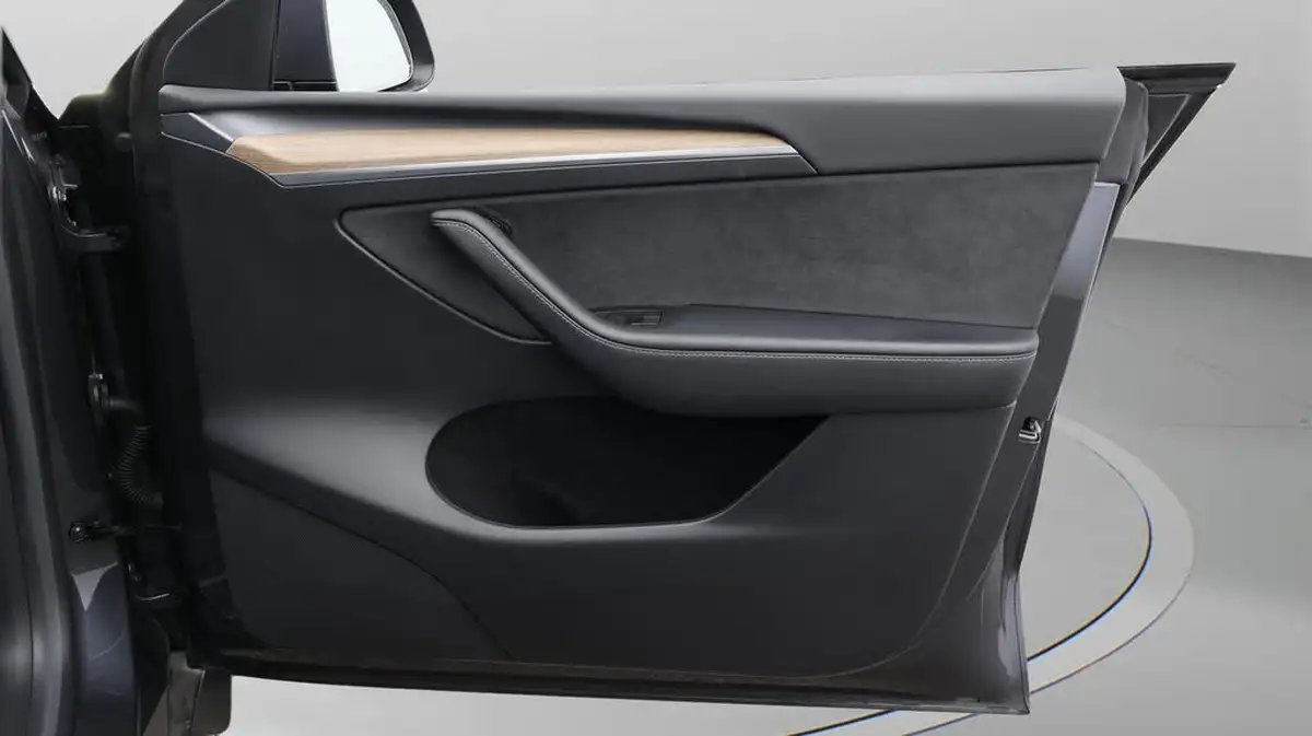 2022-tesla-model-y-e-long-range-big-15