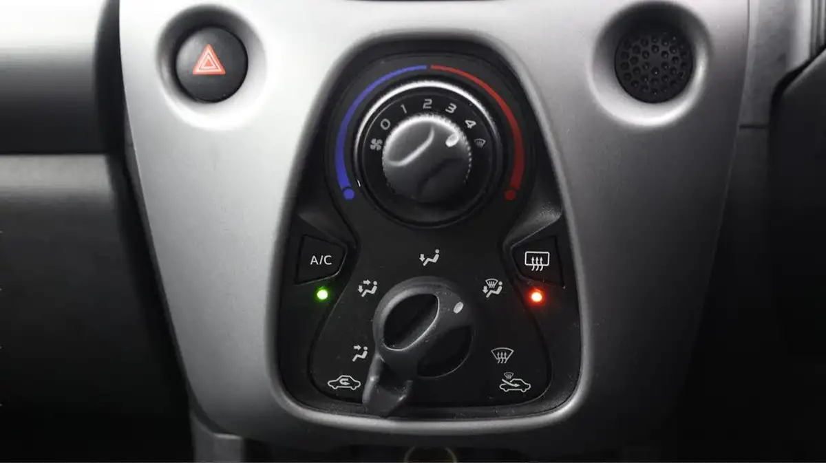 2019-toyota-aygo-10-vvt-i-x-play-big-12