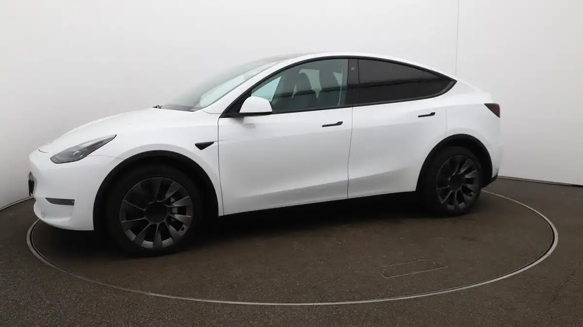 2022-tesla-model-y-e-long-range-big-67