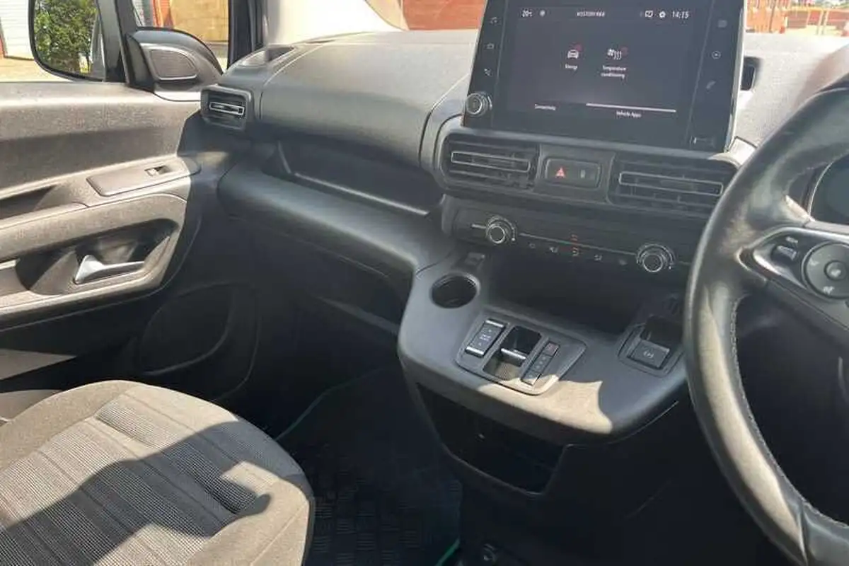 2022-vauxhall-combo-life-e-se-big-13