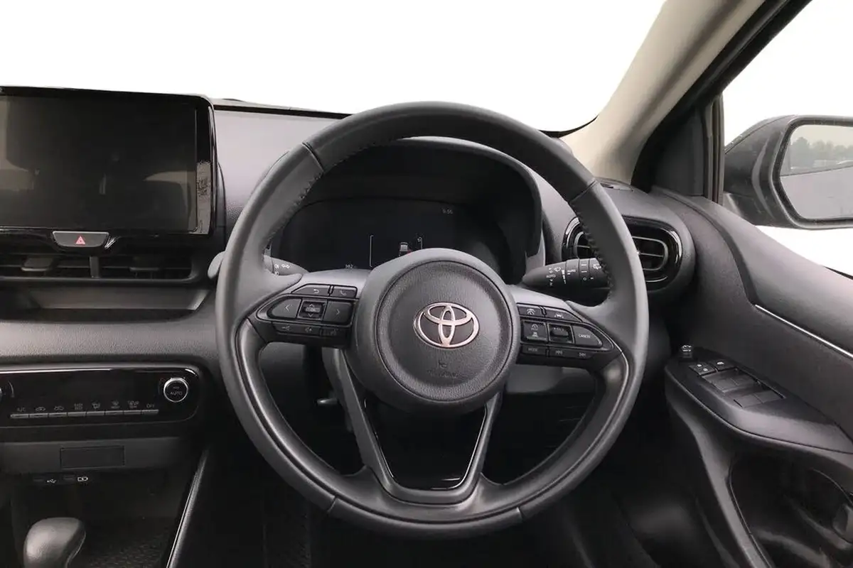 2025-toyota-yaris-15-vvt-i-design-panoramic-roofnavi-big-10