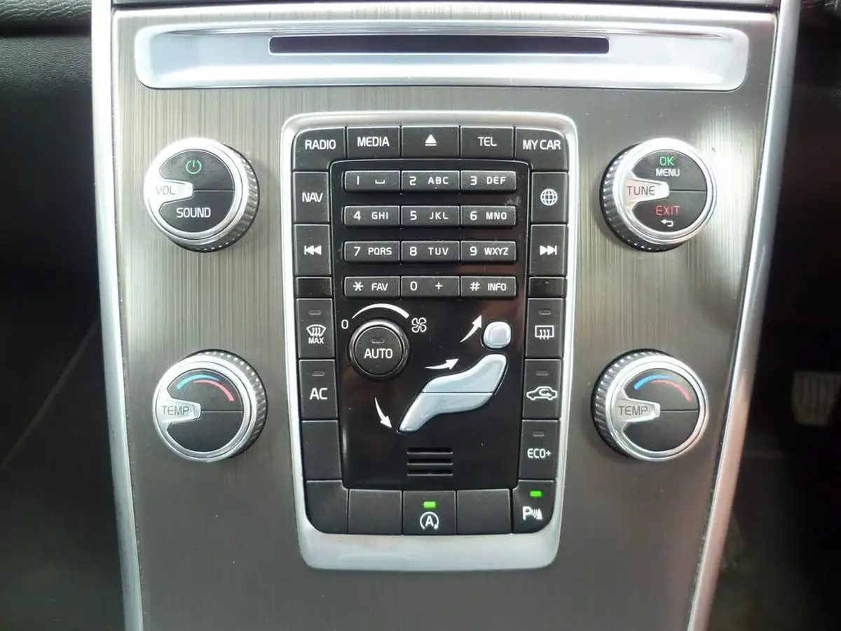 2016-volvo-xc60-20td-d4-se-nav-geartronic-big-18